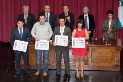 Imposición de Becas e Insignias: 15 abril 2012